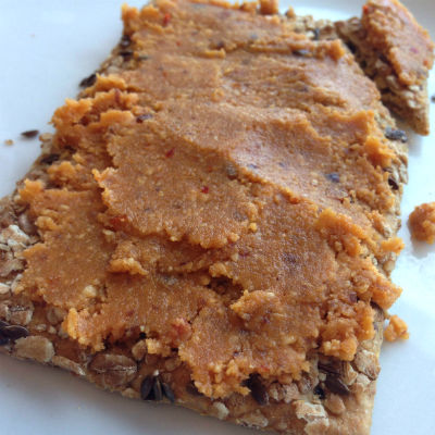 Gezond beleg: zelfgemaakte pindakaas recept van Biolicious